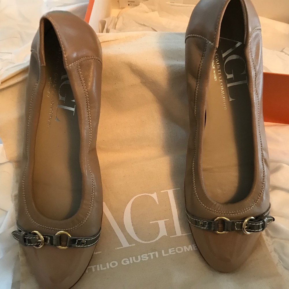 A G L size 11 cream leather flats